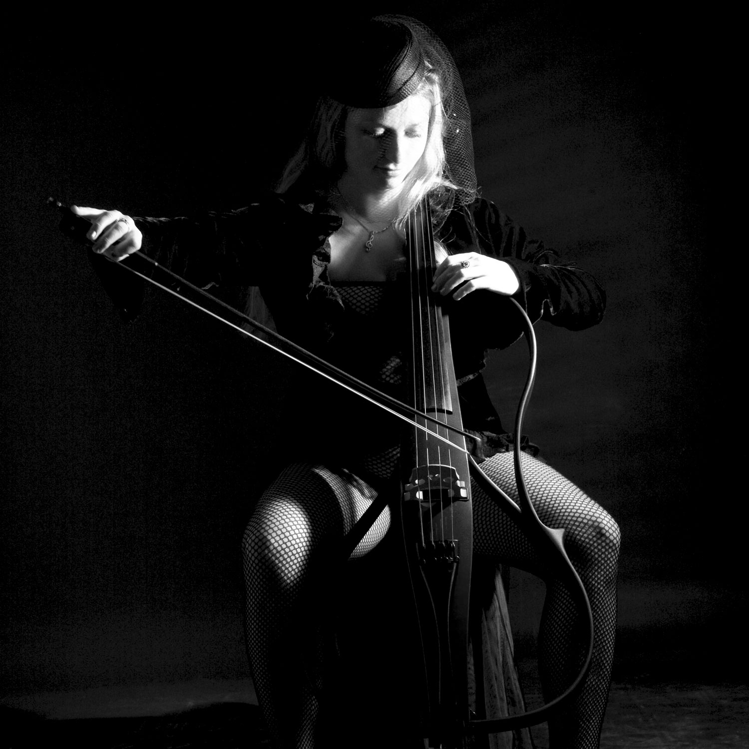 annamaria-bernadette-cristian-detty-electronic-cello-aima-lichtblau-main-image